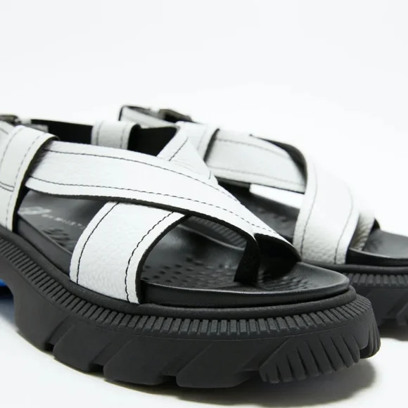 E8 BY MIISTA Krisha Black Sandals - Picture 3 of 6